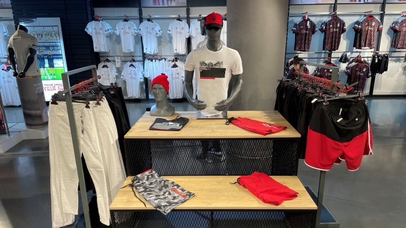 【トルコ紀行文】ここはアパレルショップ？ベシクタシュのオフィシャルショップに行ってみた｜写真7