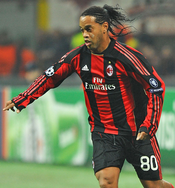 逮捕のロナウジーニョ、選手時代を「かっこいいユニフォーム姿」で振り返る｜写真3