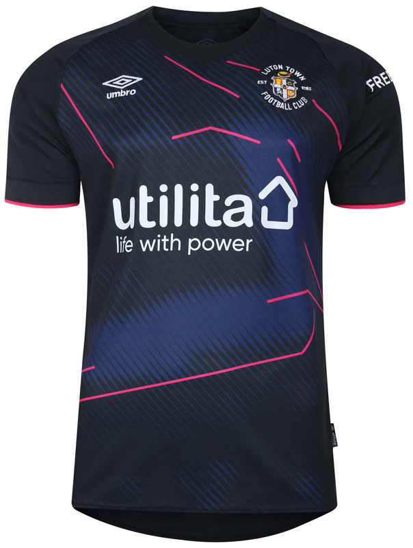 ルートン・タウン、ついにプレミア初勝点！最新ユニは「住宅地のスタジアム」へ敬意の“初代色デザイン”｜写真4