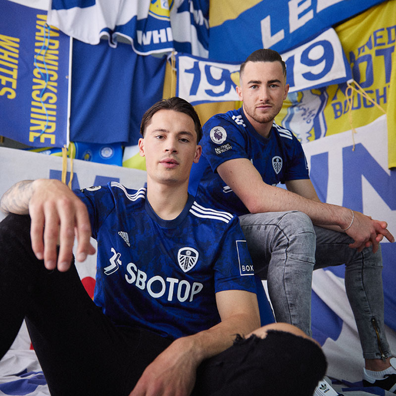 今季もプレミア！リーズ・ユナイテッド、21-22新ユニフォームは「エンブレム色」｜写真9