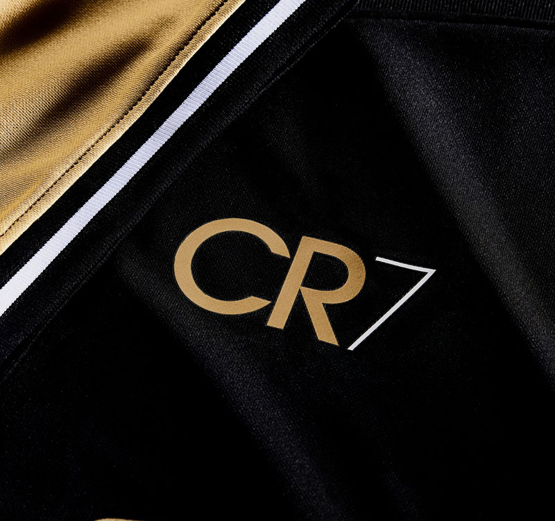 ロナウドの『CR7』と歴史的コラボ！守田のスポルティングが「20周年記念」の新ユニフォームを発表｜写真5