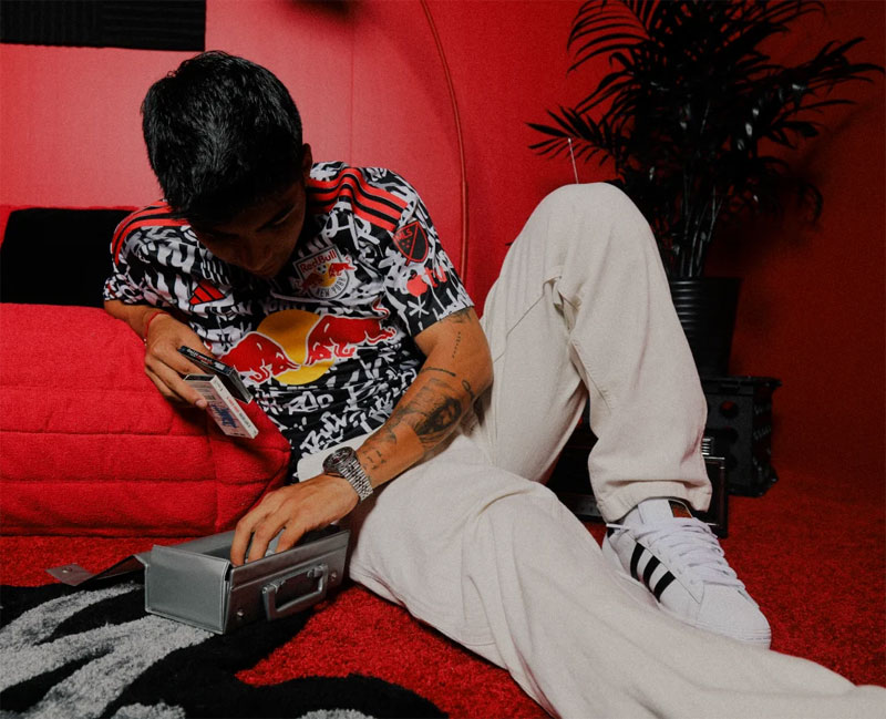 NYレッドブルズ、「HIP HOP誕生50周年」を祝う新ユニを発表！黒白の記念ラベルは“あの検閲マーク”｜写真8