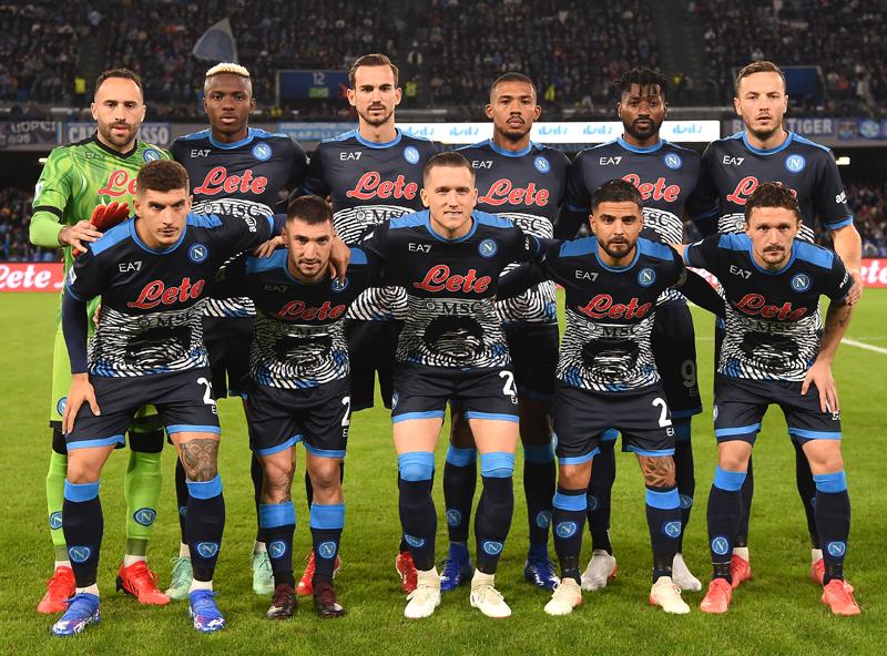 あの日から1年…ナポリ、マラドーナ氏を偲ぶ特別ユニフォームを発表｜写真3