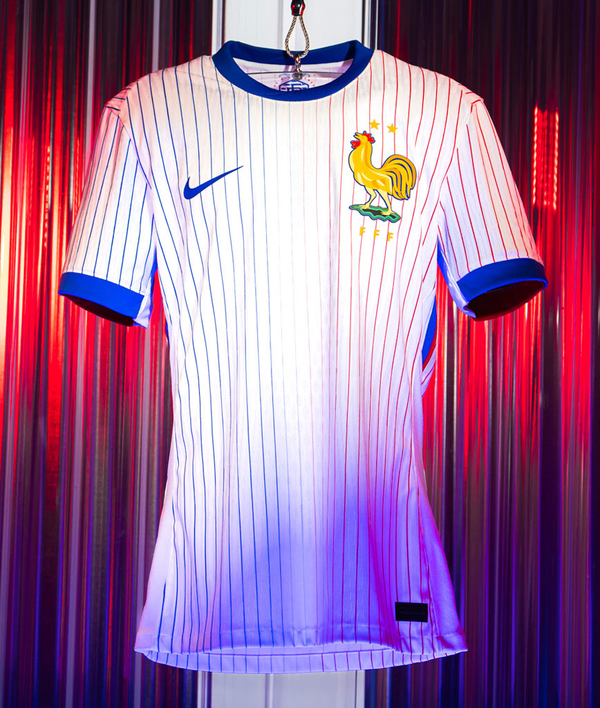 フランス代表、EURO2024に向けた新ユニフォームを発表！80年代「巨大エンブレム」が復活を果たす｜写真5