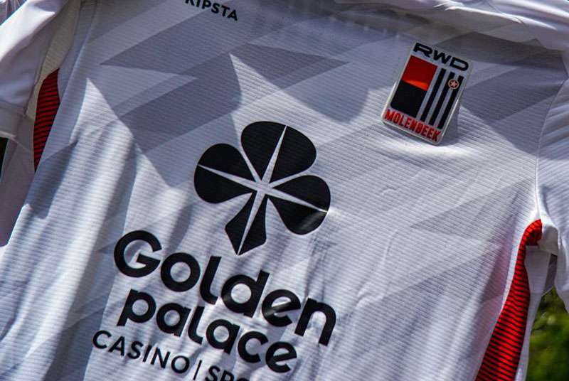 安部柊斗が4試合連続スタメン！モレンベーク、「新サプライヤー」の今季ユニはパワフルな赤黒デザイン｜写真6