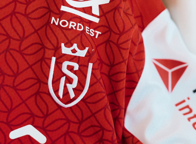 伊東純也が登場！スタッド・ランス、23-24新ユニ発表 「2つのランス」が無限に絡むデザイン｜写真3