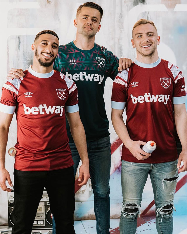 ウェストハム、2022-23新ユニフォームを発表！「90年代レトロ」なデザイン｜写真6