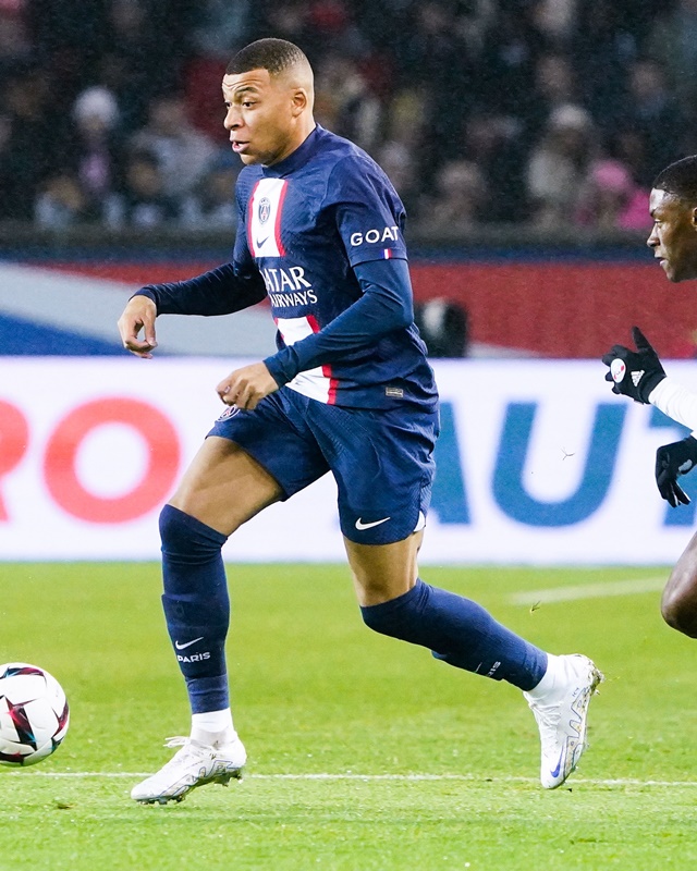 エムバペ、最新スパイクはNIKE「マーキュリアル」25周年モデル！カタールW杯後の変遷がすごい｜写真4