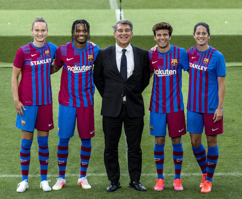 バルセロナ、2021-22新ユニフォーム発表！“エスクード”を大胆に描く｜写真3