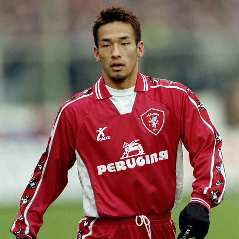 他界したガウッチ元会長時代、「ペルージャとナカタ、日本企業」4つのユニフォーム｜写真4