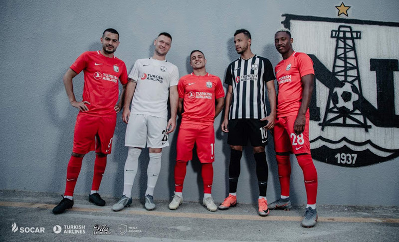 本田圭佑の新天地、ネフチの最新ユニフォーム！またしても「白黒縦じまを着る」｜写真6