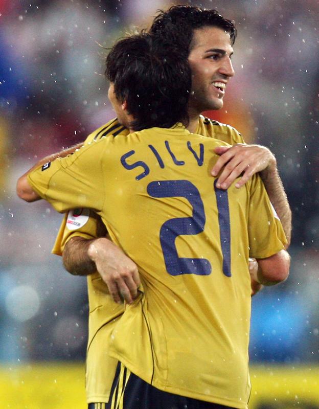 EURO伝説のユニ！「トーレス決勝弾で戴冠」スペイン代表、2008ユニフォーム｜写真5