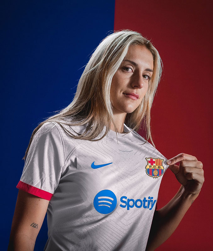 “白ユニ”が復活！バルセロナ、23-24新アウェイユニを発表　エンブレムは「旧デザイン」が再登場｜写真6