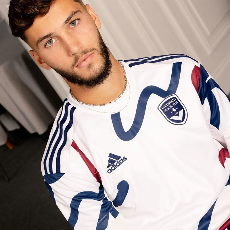 名門ボルドー、ユニークな新ユニフォームを発表！「ジダンの華麗なるターン」を描く｜写真5