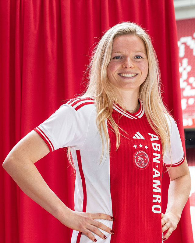 エンブレムは懐かしの“ど真ん中”！アヤックスが23-24新ユニ発表　女子ユニは「黄金期感」が半端ない｜写真4