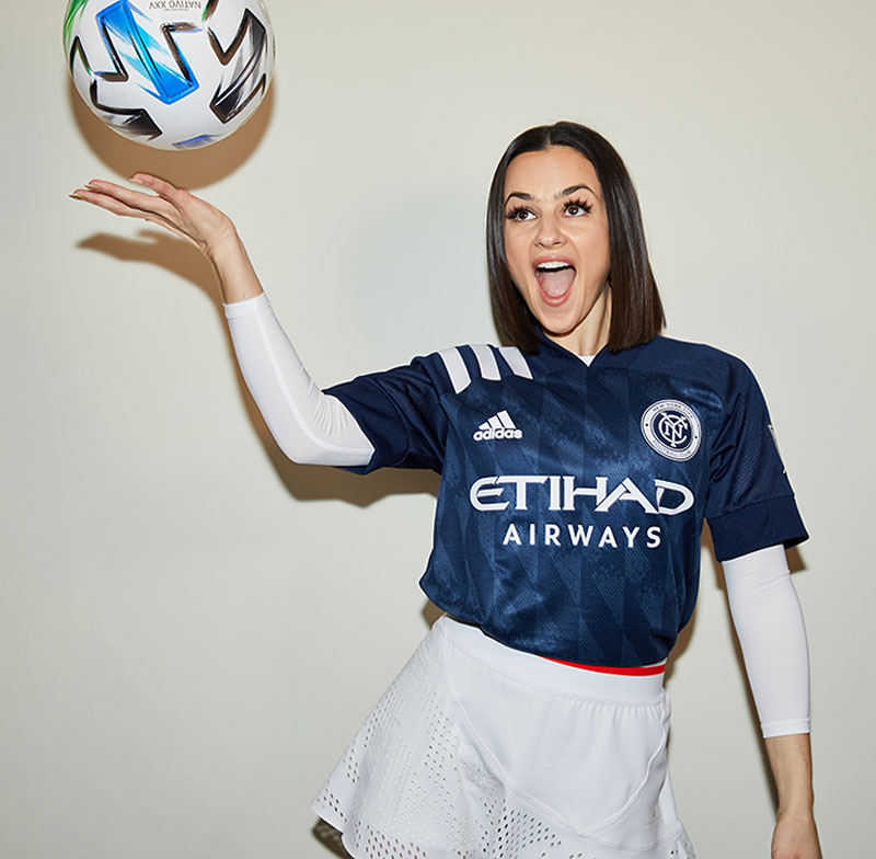 ニューヨーク・シティFC、新ユニフォーム「GOTHAM」登場！モデルは美人タレント｜写真5