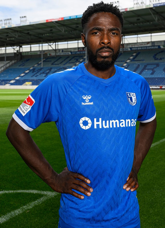 伊藤達哉が所属のマクデブルク！23-24ユニは「ミラン戦勝利50周年」を祝う白青デザイン｜写真4