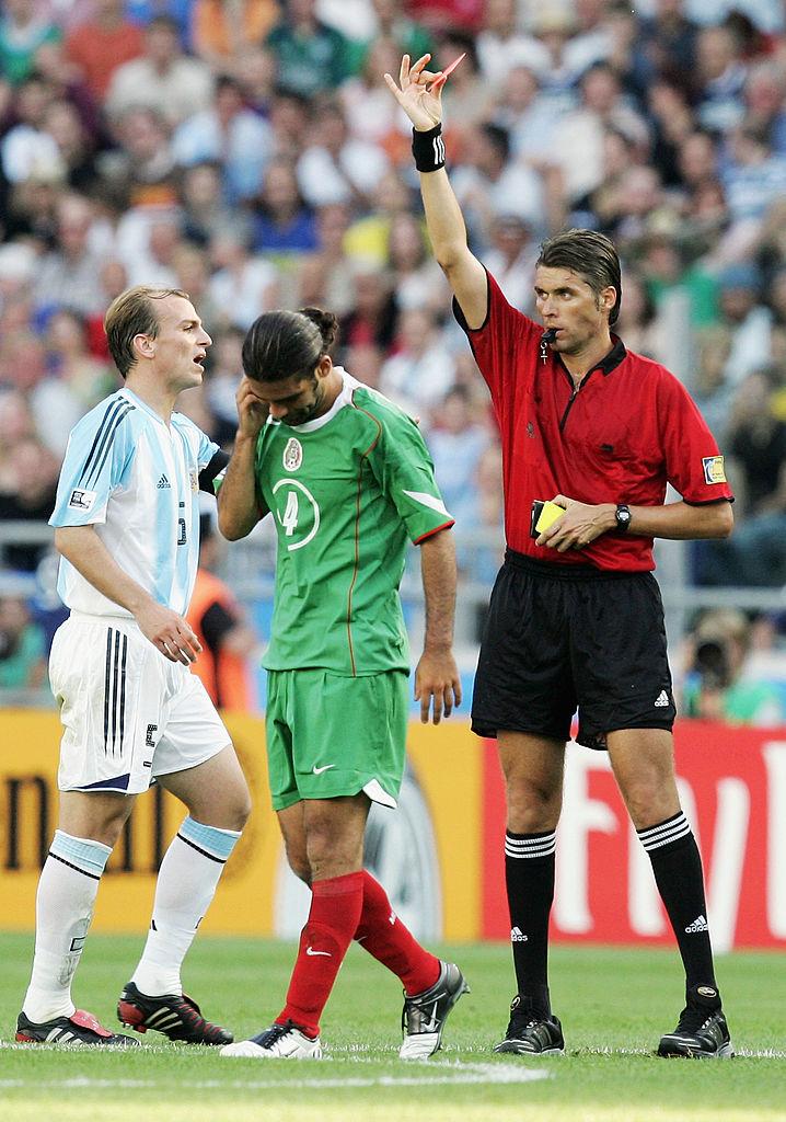 セルヒオ・ラモスじゃなかった！歴史上「最も多くのレッドカードを受けた選手」TOP10｜写真5