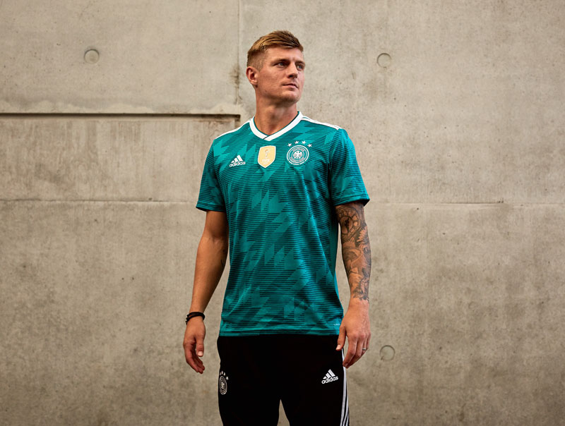 ドイツ代表、W杯アウェイユニフォームを発表！栄光の「1990」にインスパイア｜写真7