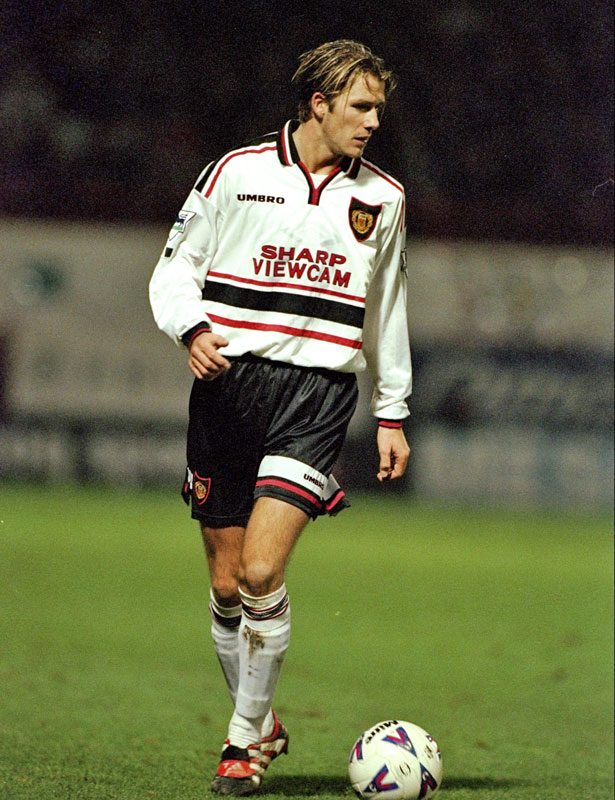 マンチェスター・ユナイテッド、22-23新アウェイユニフォーム発表！デザインは「懐かしき90年代」｜写真4