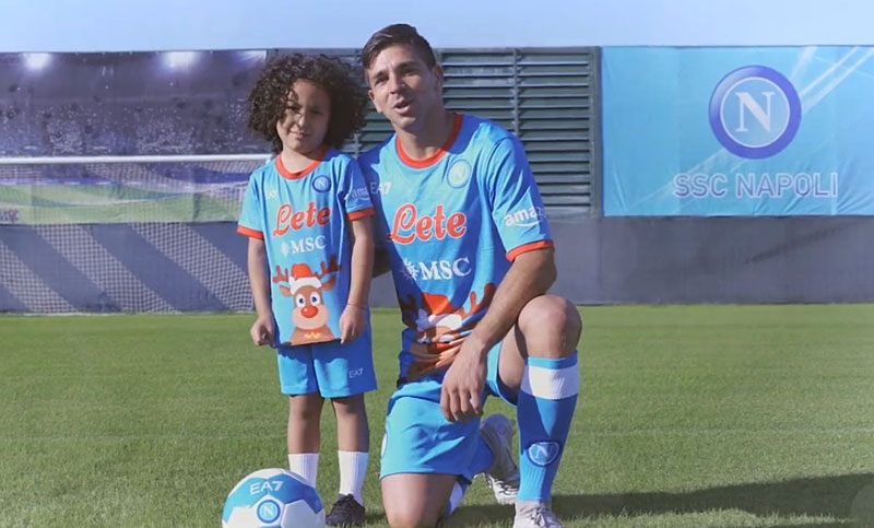 ダサ可愛い！冬の王者ナポリ、ゆるゆるな「クリスマス ユニフォーム」を発表｜写真5