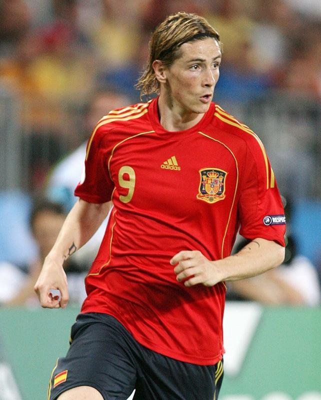 スペイン代表、歴代最高「真紅のユニフォーム」7選　美しき“La Roja”の軌跡｜写真6