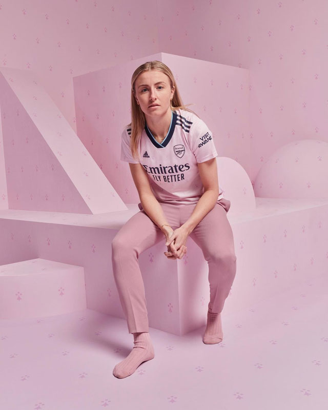 初の「ピンクユニ」登場！アーセナルが22-23新サードユニフォームを発表｜写真6