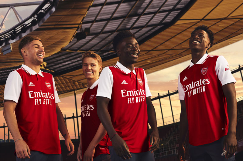アーセナル、2022-23新ユニフォーム発表！デザインは90年代「稲妻・白襟」｜写真8