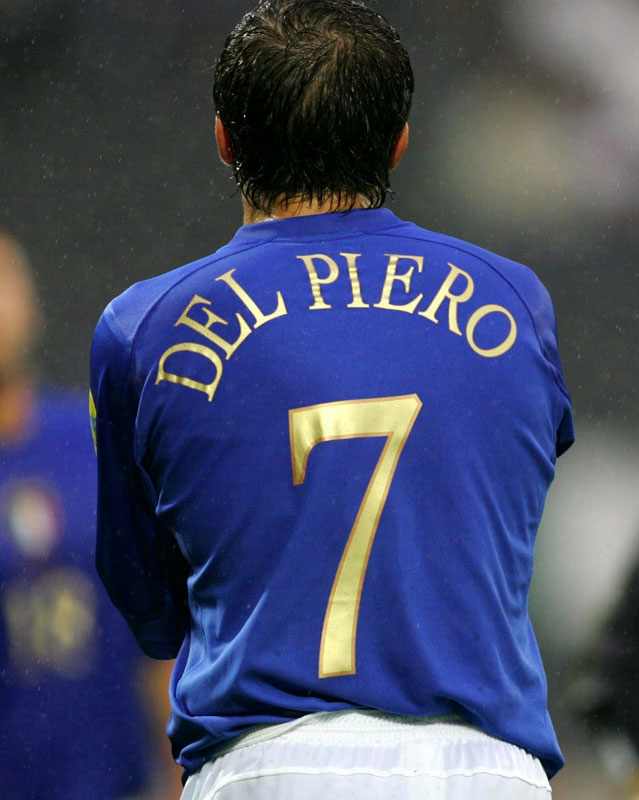 美デザインも！PUMAの代表ユニフォーム、名作「背番号フォント」7選｜写真14