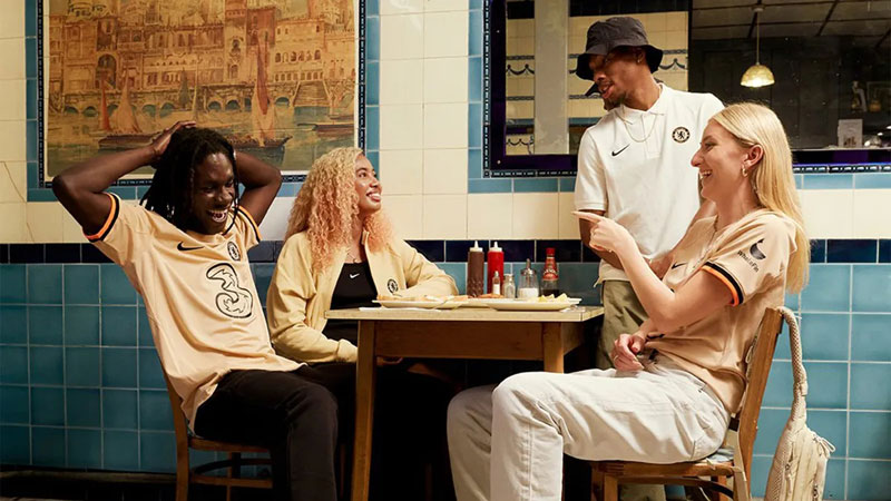 色使いがおしゃれ！チェルシー、“レトロモダン”な22-23サードユニフォームを発表｜写真4