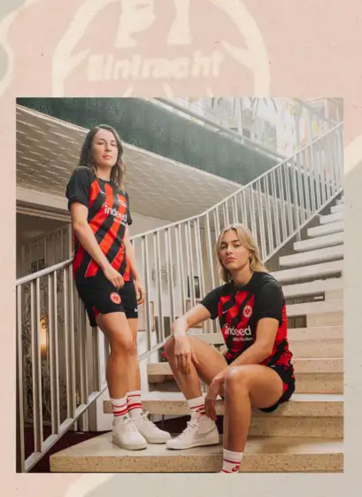 長谷部も似合う？フランクフルト、大胆ストライプの23-24新ユニを発表！実は“超レトロ”デザイン｜写真4