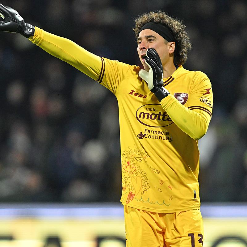 さすが愛の国！サレルニターナに「聖バレンタインデー」ユニフォームが登場｜写真5