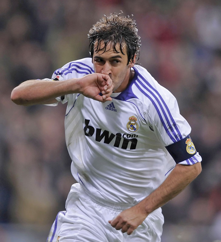 2連覇とラウール復活！レアル・マドリー、今こそ推したい「懐かしユニフォーム」｜写真4