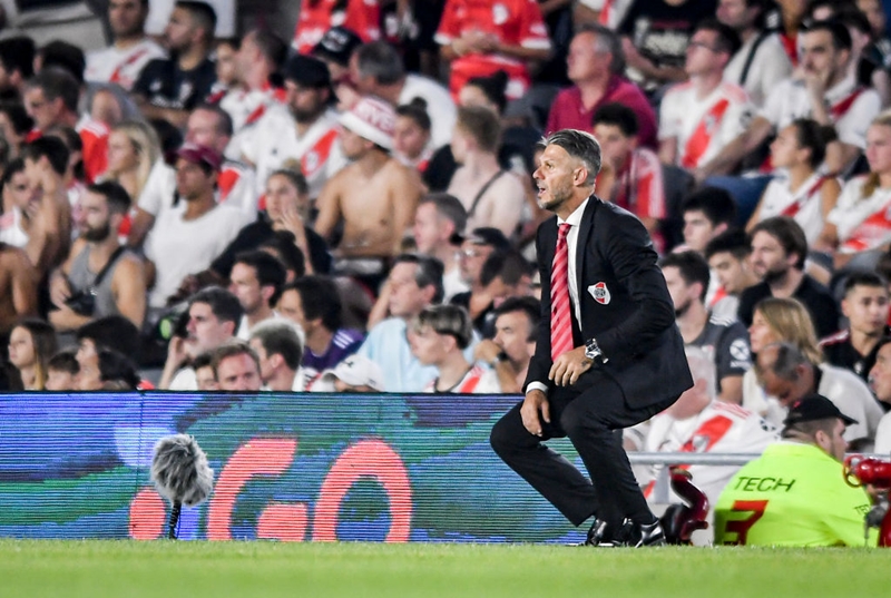 首位リーベル・プレートを率いるデミチェリス監督、やっぱり「最強のイケおじ」になっていた！｜写真4