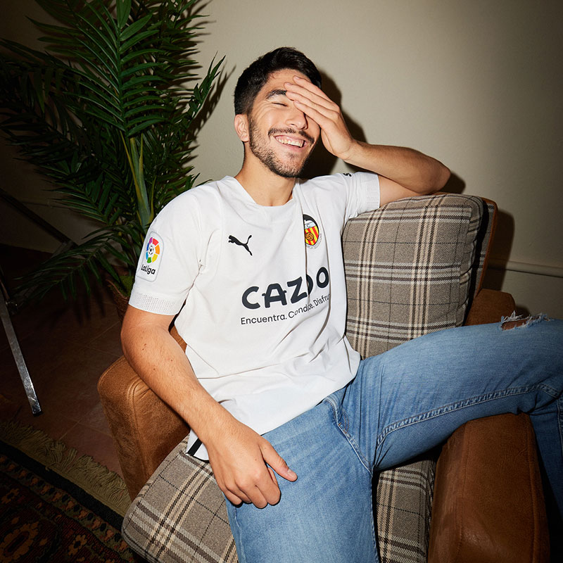 バレンシア、2022-23新ユニフォーム発表！エンブレムは「スタジアム100周年記念」｜写真4