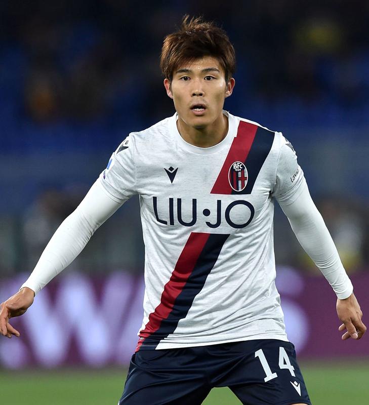 クラシックな美しさ！ボローニャの23-24新ユニフォーム、「冨安所属シーズン」以来のタスキ復活｜写真6