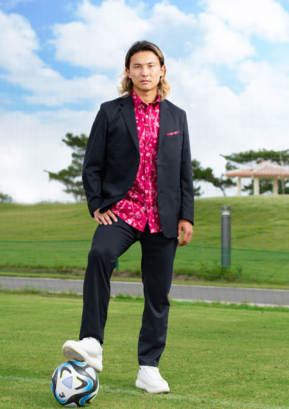 リゾート感はJ最強！FC琉球が発売した「公式スーツ」、南国沖縄“かりゆしデザイン”が最高すぎる｜写真8