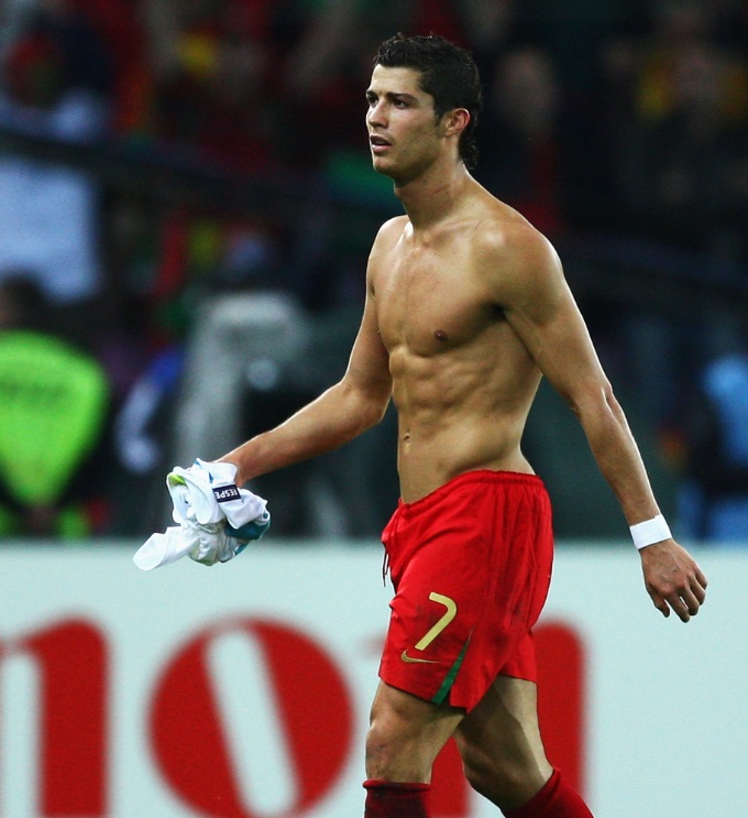筋肉王！クリスティアーノ・ロナウド、EURO5大会の歴代筋肉まとめ｜写真8