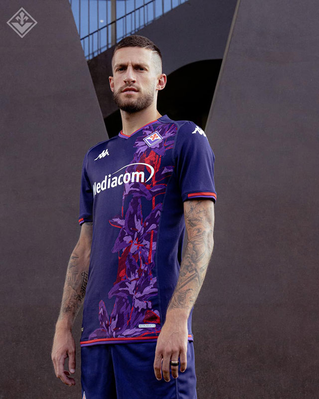 フィオレンティーナ、“美グラフィック”新サードユニが登場！ユリの花を鮮やかに描く｜写真6