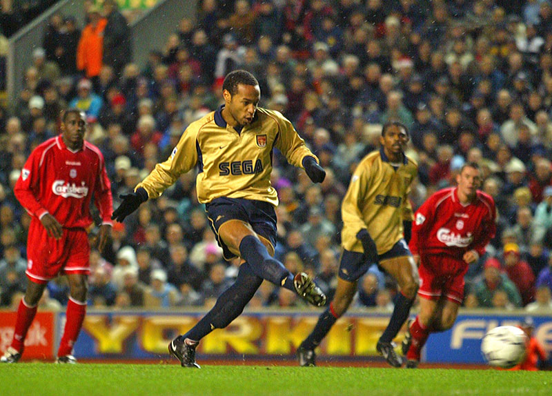 アーセナルが「アンフィールドで勝点を取った」5つのユニフォーム｜写真3