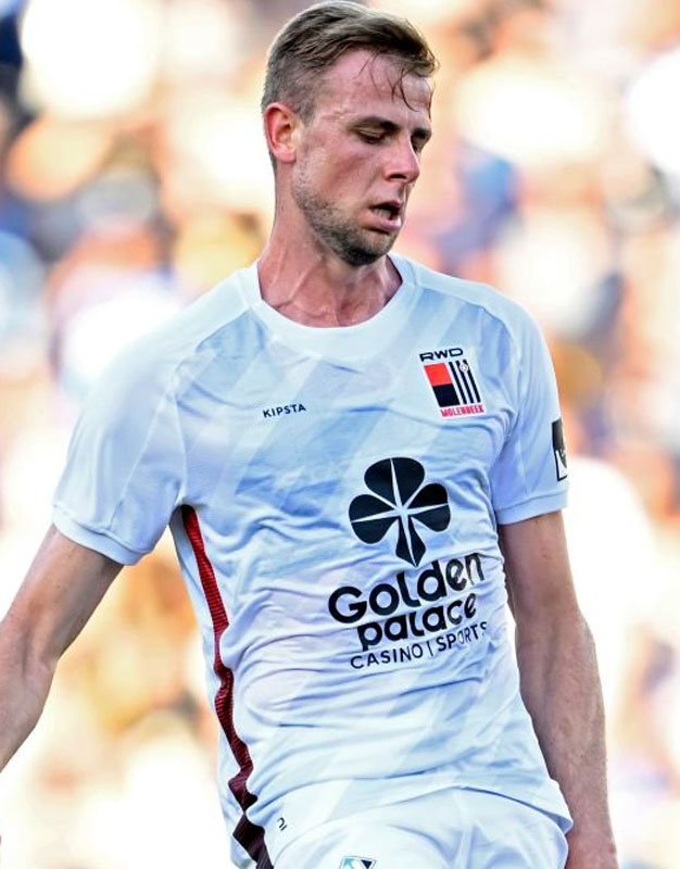 安部柊斗が4試合連続スタメン！モレンベーク、「新サプライヤー」の今季ユニはパワフルな赤黒デザイン｜写真5