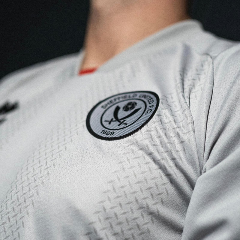 プレミア“昇格組”のシェフィールド・U、2つの新ユニを発表！「激動の歴史」と「鉄の街」をデザイン｜写真6