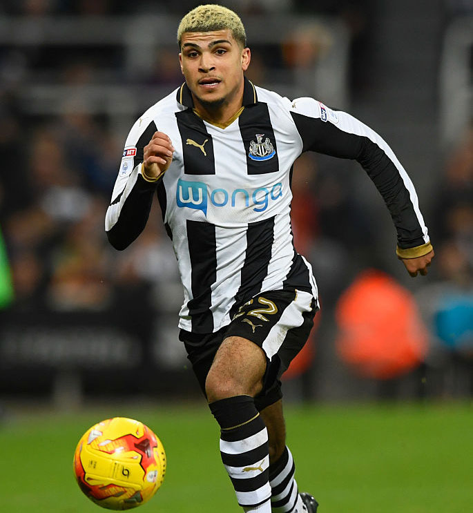 武藤嘉紀の新天地、ニューカッスルの「25年間分のホームキット」をまとめて見る｜写真21