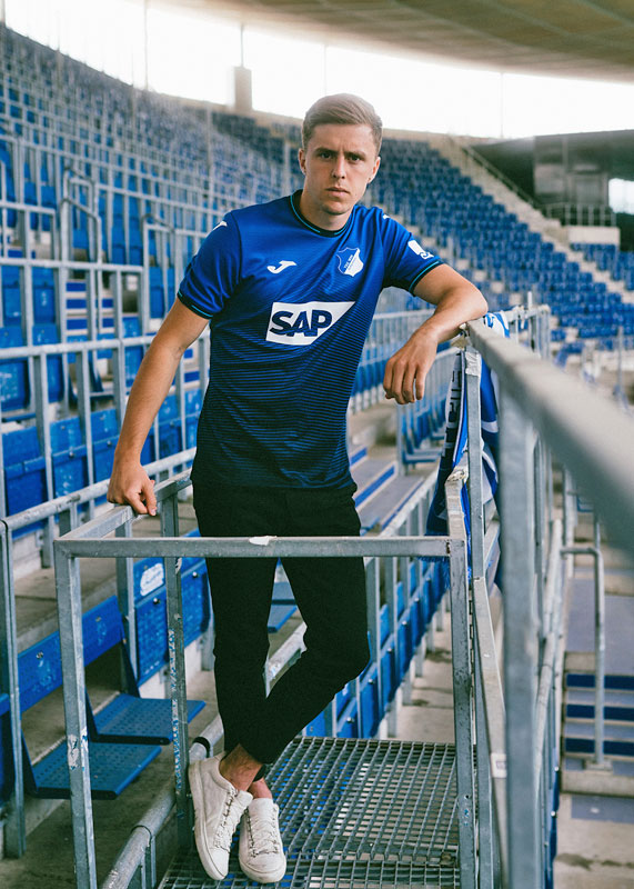 ホッフェンハイム、2021-22新ユニフォーム発表！独特のストライプが登場｜写真4