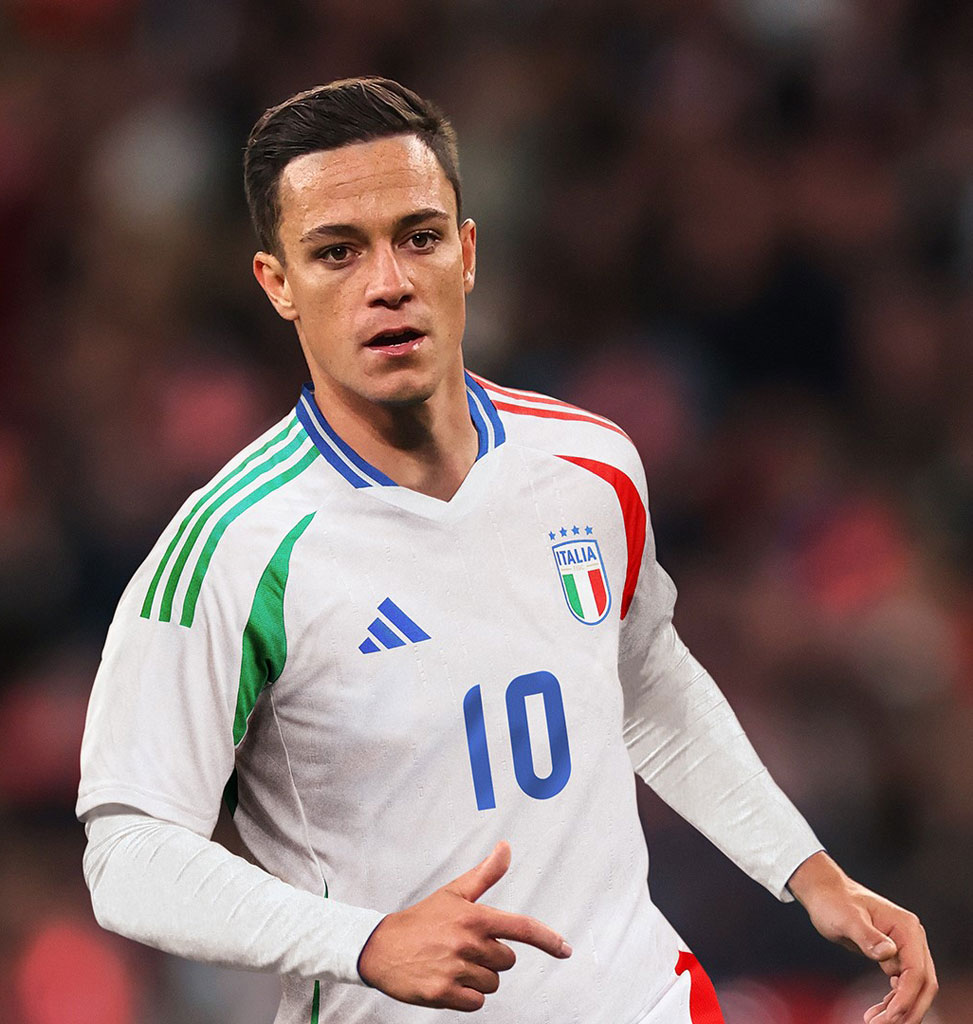 “トリコローレ”を強調！イタリア代表が新ユニフォームを発表　EURO2024に向けた「前回王者の戦闘服」｜写真8