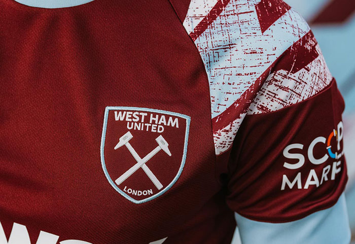 ウェストハム、2022-23新ユニフォームを発表！「90年代レトロ」なデザイン｜写真3