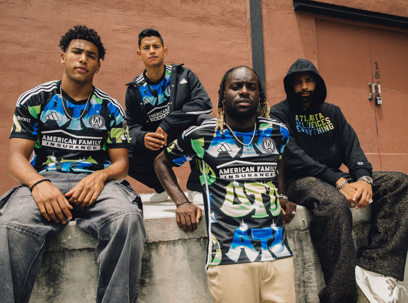 MLSアトランタ、「90年代ヒップホップ・R&B」感がアツい新ユニを発表！落書き風グラフィックが鮮烈｜写真8