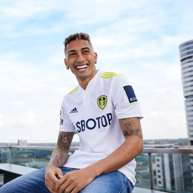 今季もプレミア！リーズ・ユナイテッド、21-22新ユニフォームは「エンブレム色」｜写真7