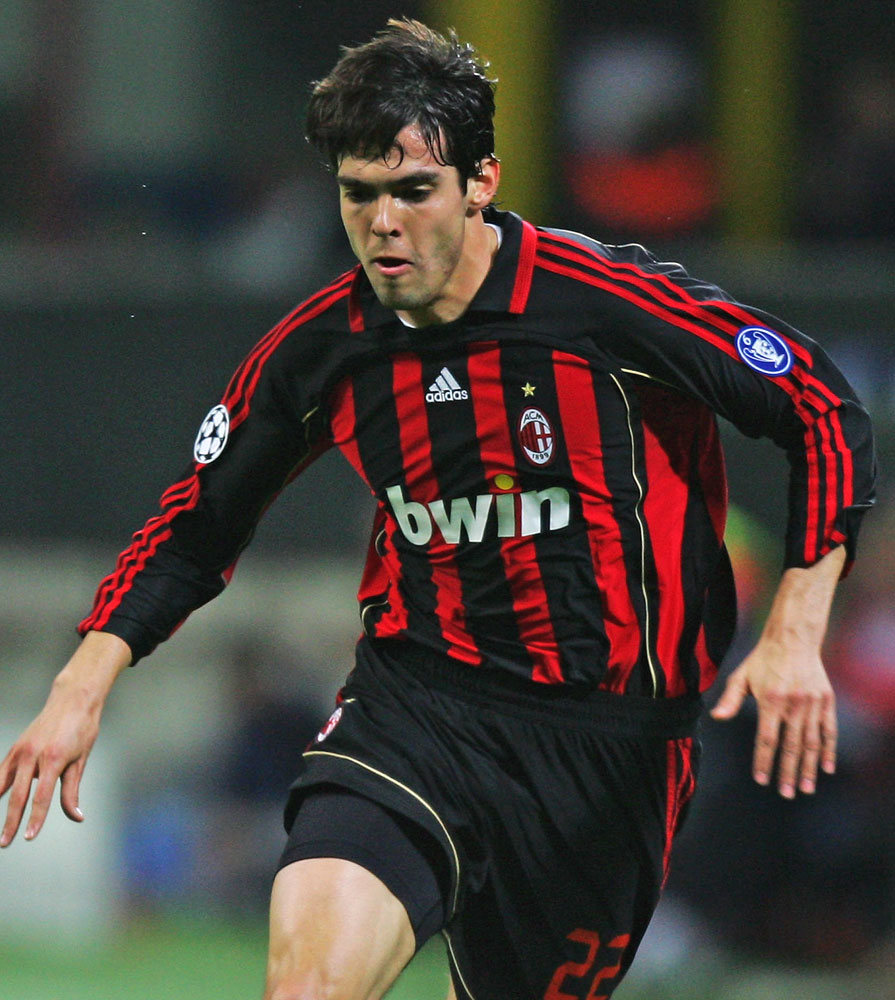 サッカー界最強の「赤黒ストライプ」ユニフォームを着る5チーム｜写真4