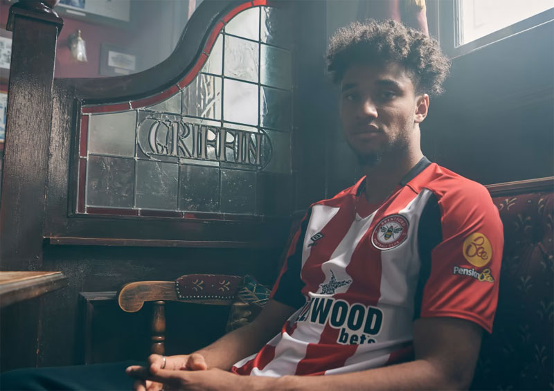 ブレントフォードに“2023-25”新ユニが登場！2シーズン着る理由は「財布と環境に優しく」｜写真4